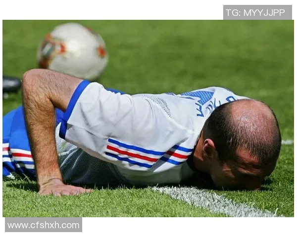 当足球明星走进酒吧的那一刻球场之外的精彩与疯狂